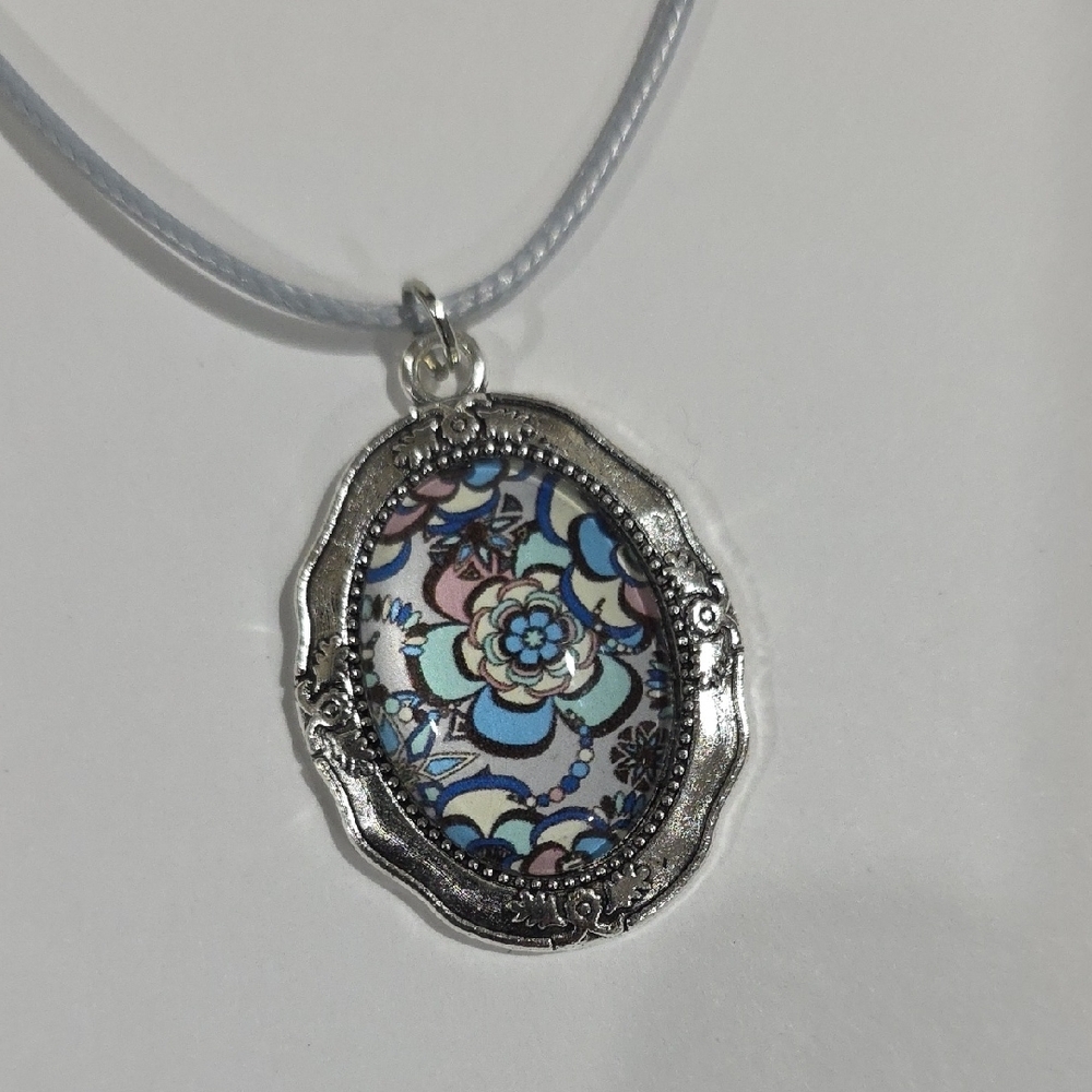 Vintage-Style Silver Floral Oval Pendant Necklace – Blue Pattern Art Charm, 18" - Picture 4 of 9